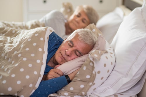 calma-expresion-facial-matrimonio-mayor-dormido