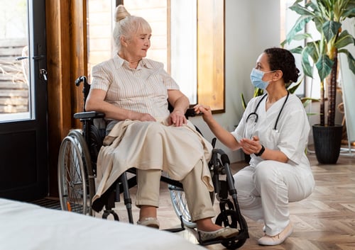 doctor-hablando-su-paciente-mayor (1)