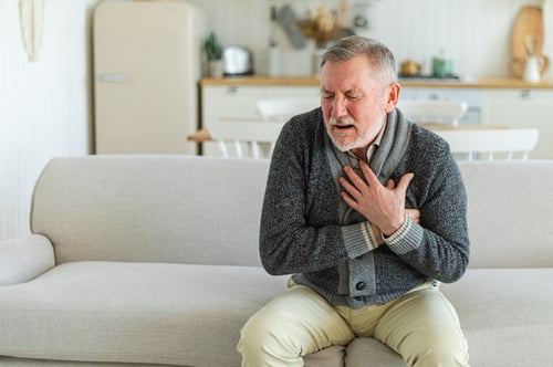 dolor-corazon-ataque-al-corazon-infeliz-hombre-senior-mediana-edad-que-sufre-dolor-pecho-ataque-al-corazon-pro