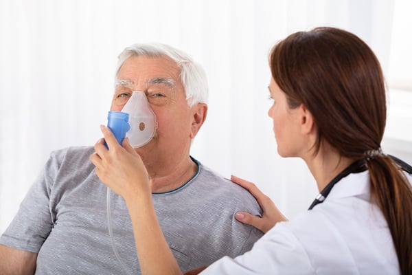 el-medico-sostiene-la-mascara-de-oxigeno-sobre-la-cara-del-hombre
