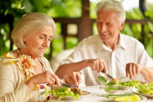 feliz-pareja-senior-cenando