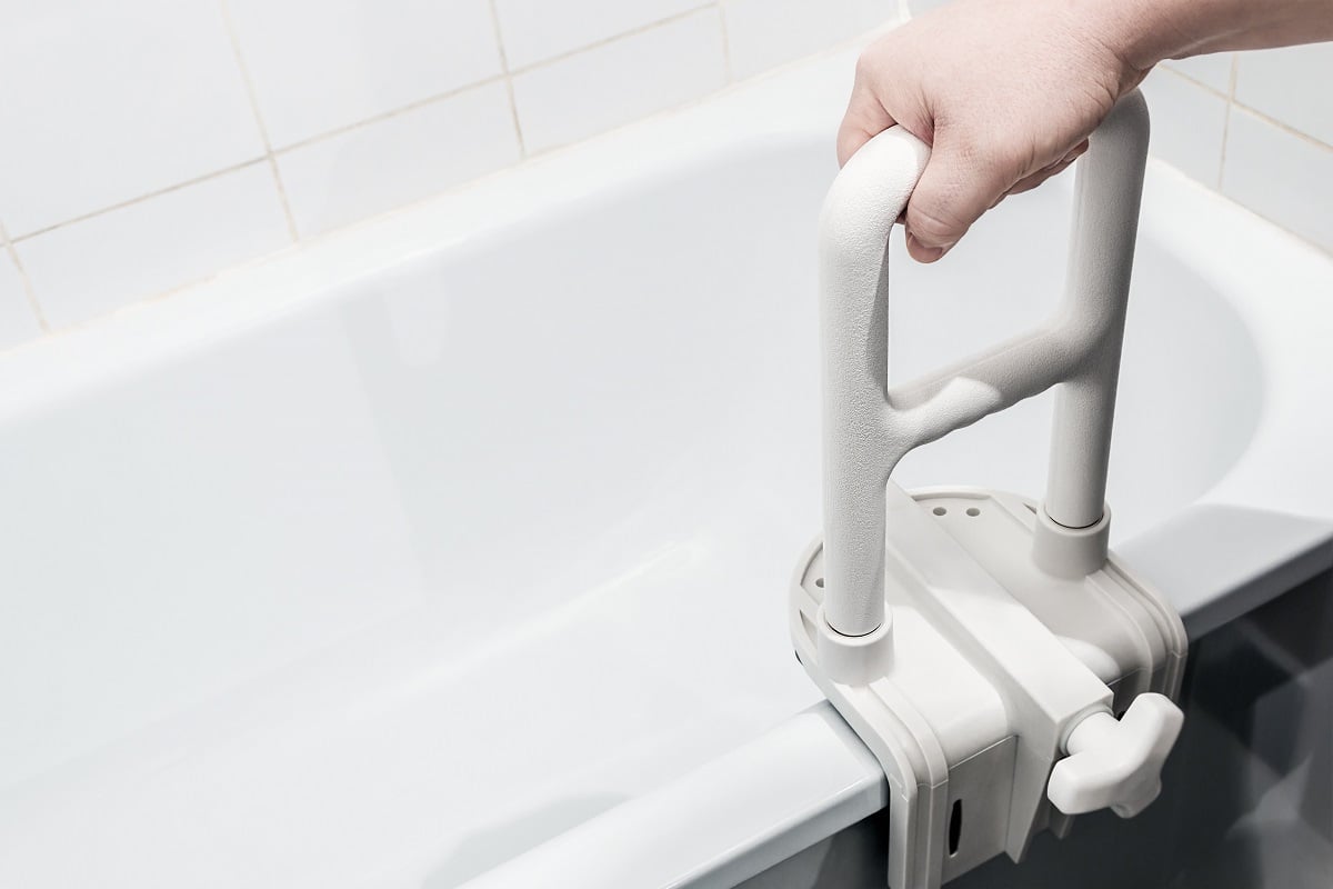 hand-holding-the-handrail-in-the-bathroom