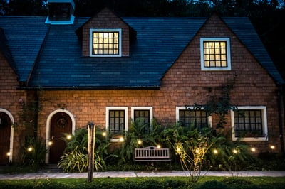 hermosa-casa-ladrillo-rojo-luces-decorativas