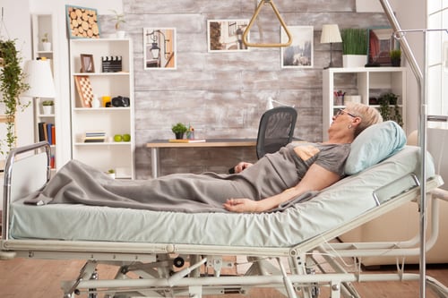 imaginese-anciana-descansando-cama-sala-enfermeria-pensionado-pacifico-1