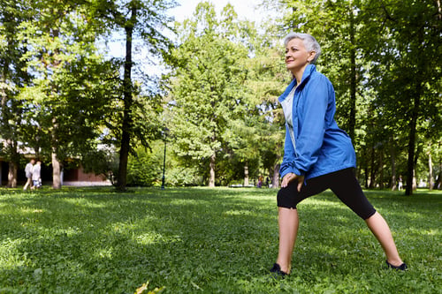 jubilada-energica-ropa-deportiva-estilo-eligiendo-entrenamiento-estilo-vida-activo-saludable-pasto-verde-bosque-o-parque-haciendo-estocadas-mirada-feliz-alegre-personas-mayores-fitness-verano-1