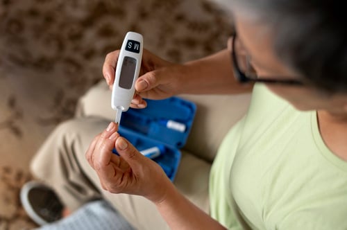 mujer-diabetica-alto-angulo-comprobando-su-nivel-glucosa
