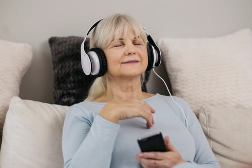 mujer-disfrutando-musica-ojos-cerrados