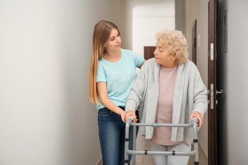 mujer-joven-su-anciana-abuela-andador-corredor