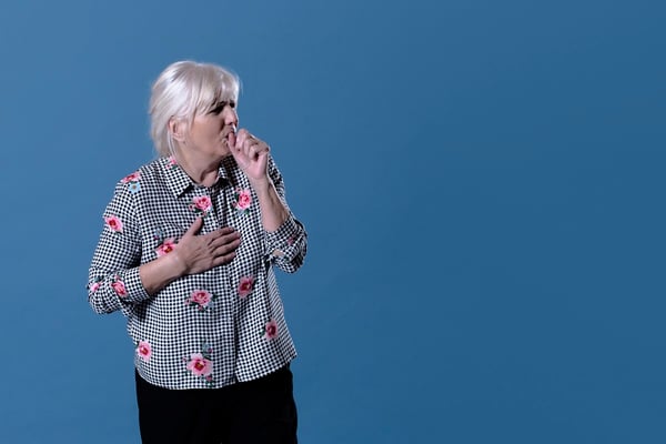 mujer-mayor-esta-tosiendo