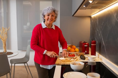 mujer-mayor-haciendo-plato-higos-casa-cocina