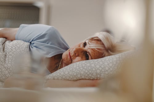 mujer-mayor-pensativa-acostada-cama-pensando-algo