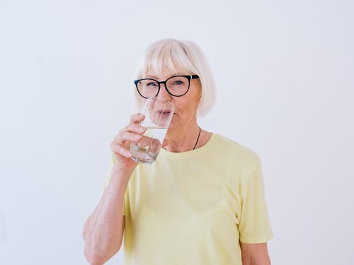 mujer-mayor-sosteniendo-vaso-agua-agua-potable-estilo-vida-saludable-deporte-concepto-anti-edad