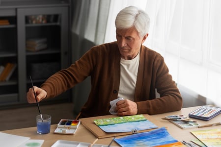 pintor-senior-usando-acuarela-su-arte