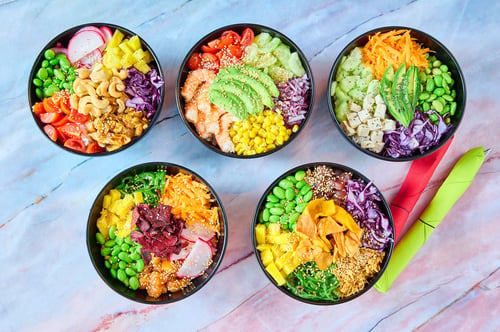 poke-bowl-sobre-superficie-marmol