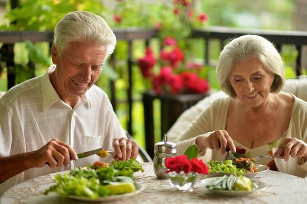 retrato-de-feliz-pareja-senior-cenando