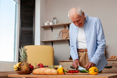 retrato-hombre-maduro-cortar-verduras