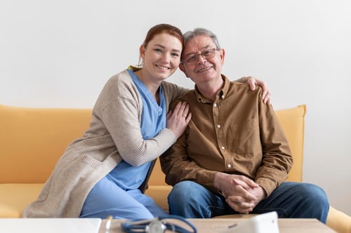 sonriente-hombre-mujer-posar-juntos