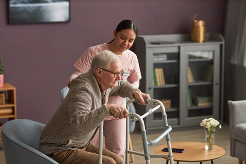 trabajador-social-que-preocupa-hombre-su-rehabilitacion