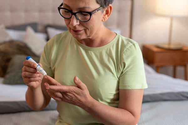 vista-frontal-mujer-diabetica-comprobando-su-nivel-de-glucosa