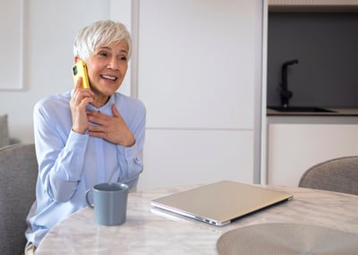 vista-frontal-mujer-tomando-descanso-telefono-inteligente